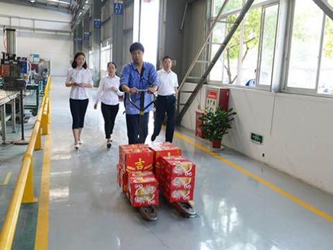 威腾集团工会开展“夏日送清凉”活动