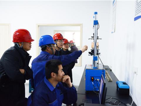 扬中市委常委孙健一行来威腾参观“柴继涛劳模创新工作室”